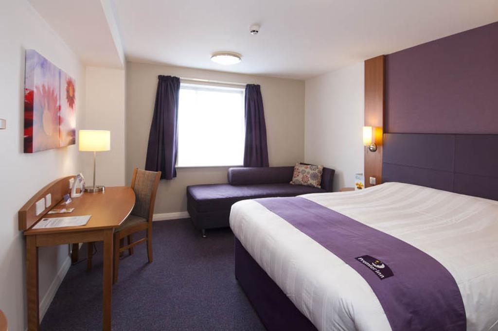 Premier Inn Camberley Esterno foto