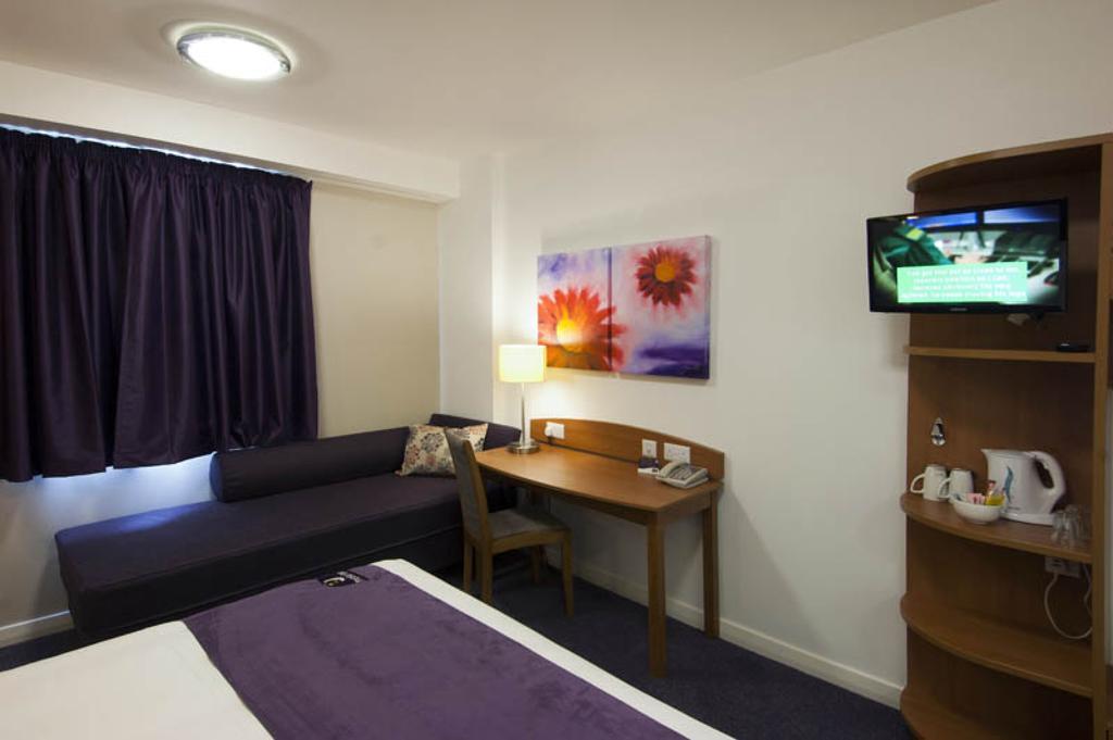 Premier Inn Camberley Esterno foto