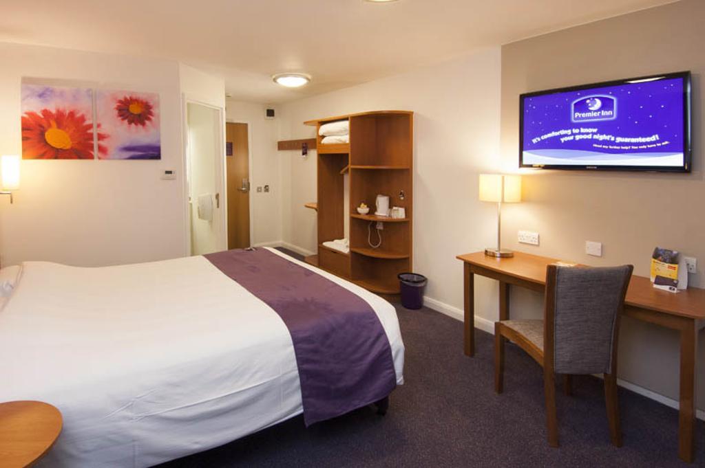 Premier Inn Camberley Esterno foto
