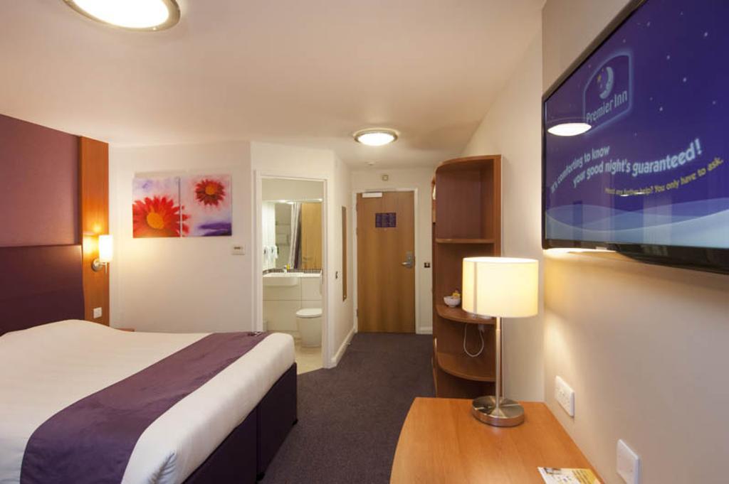 Premier Inn Camberley Esterno foto