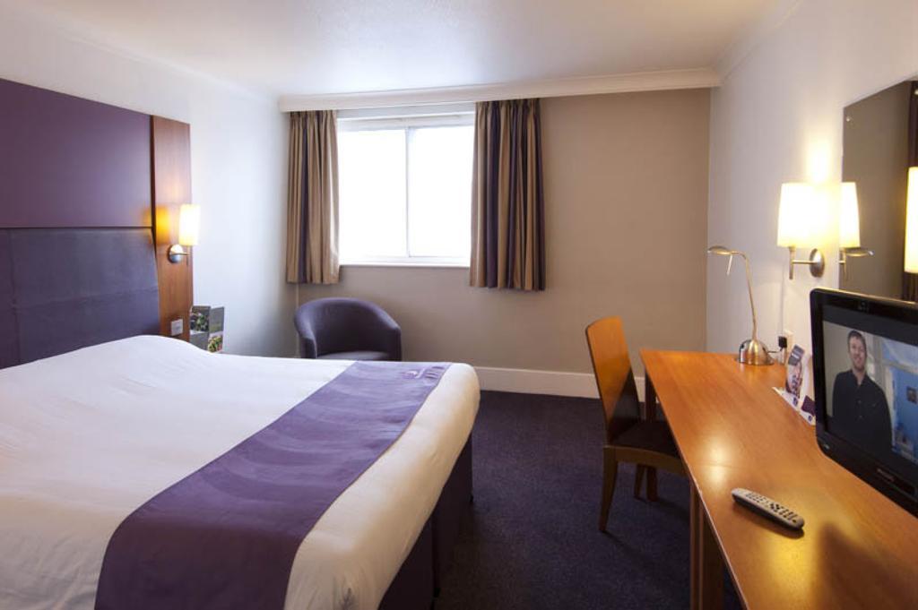 Premier Inn Camberley Esterno foto