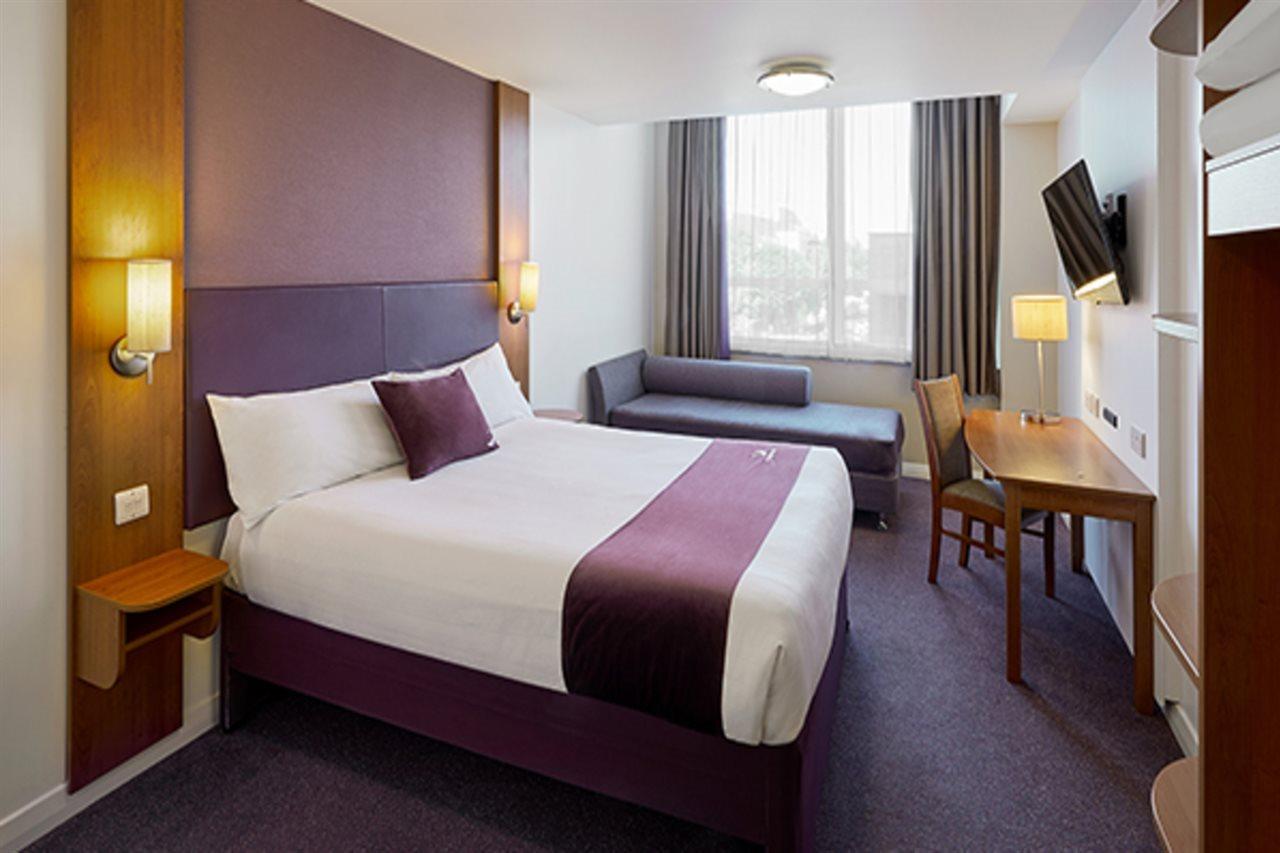 Premier Inn Camberley Esterno foto