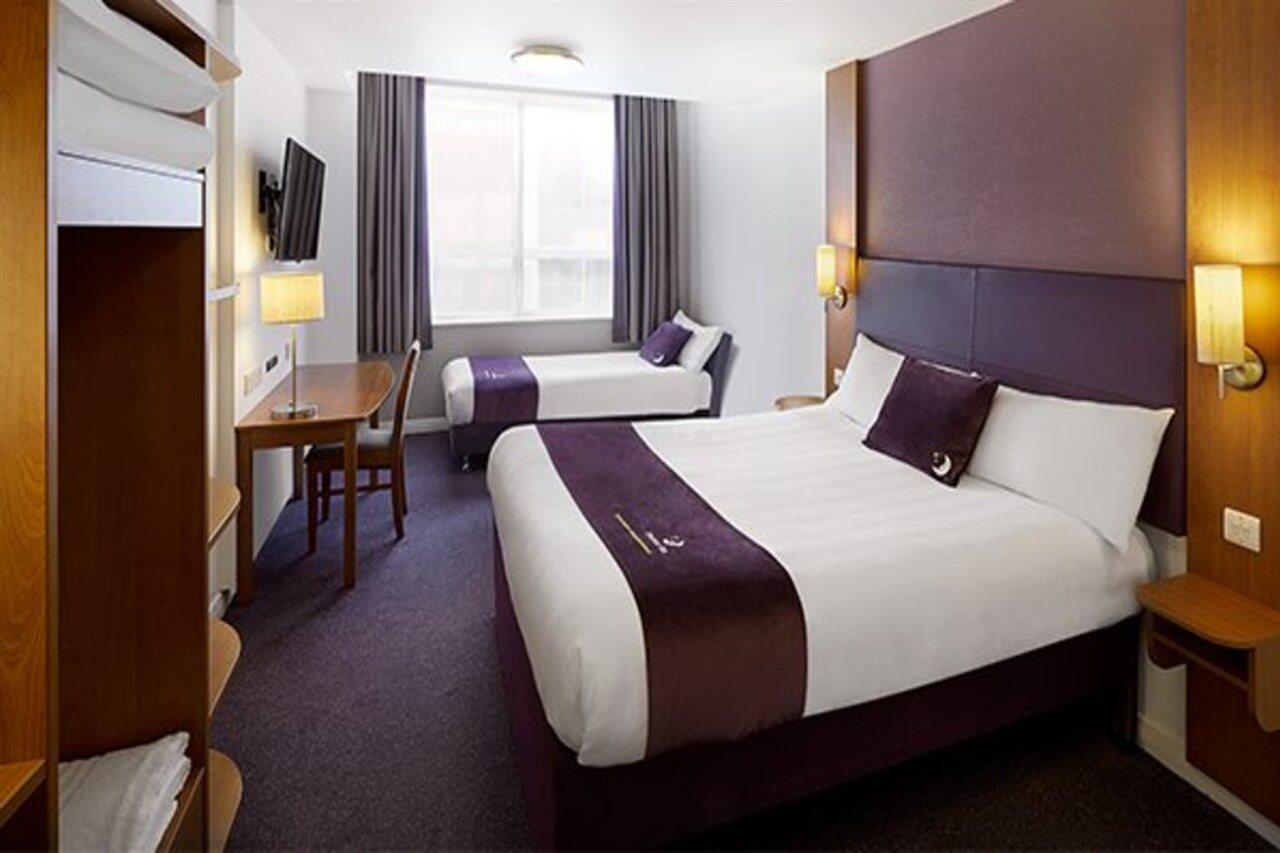 Premier Inn Camberley Esterno foto