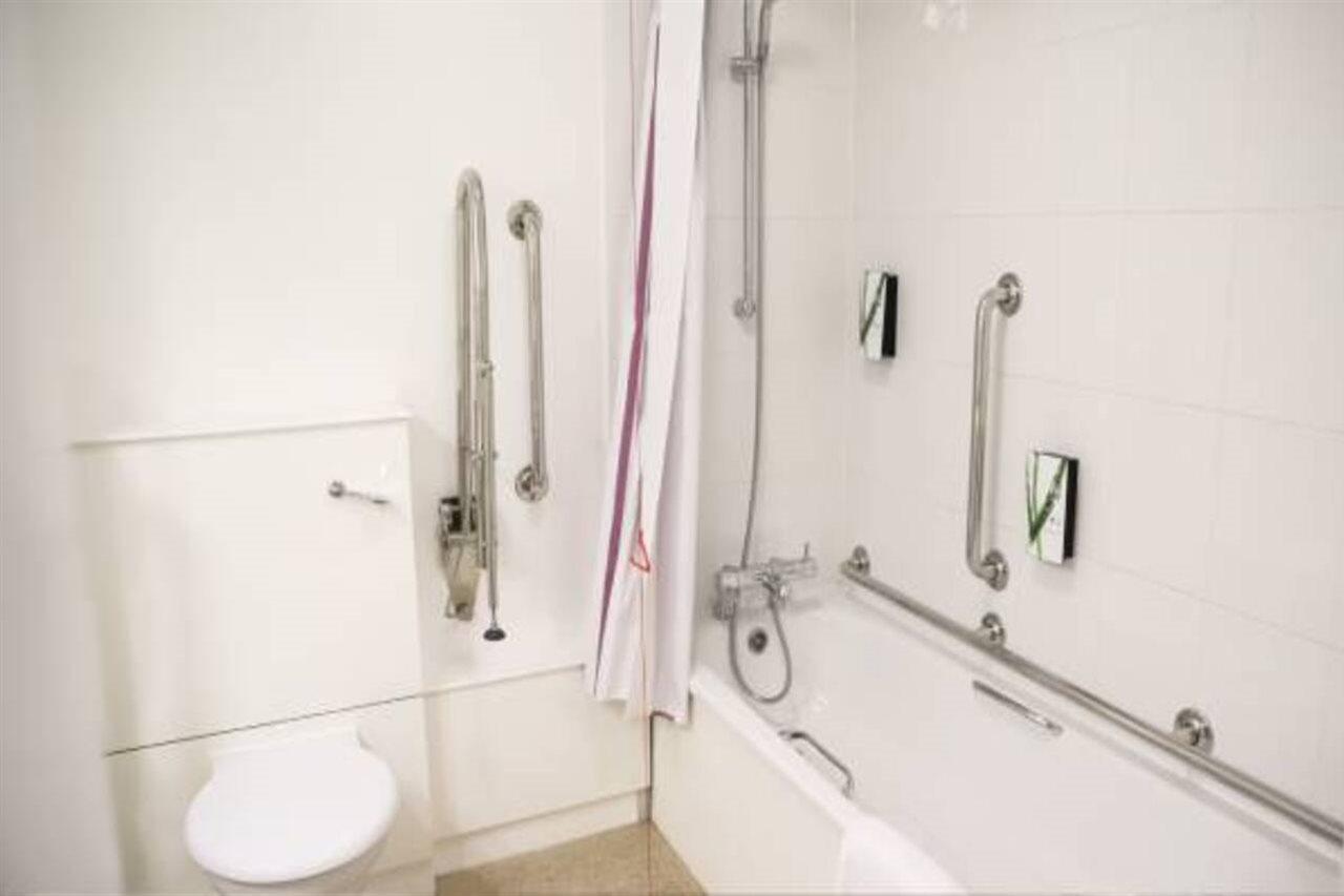 Premier Inn Camberley Esterno foto