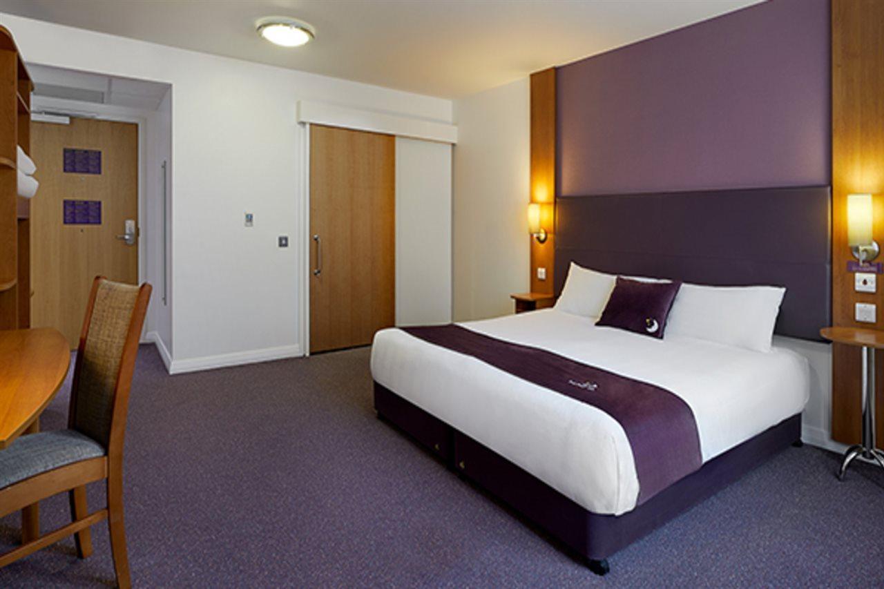 Premier Inn Camberley Esterno foto