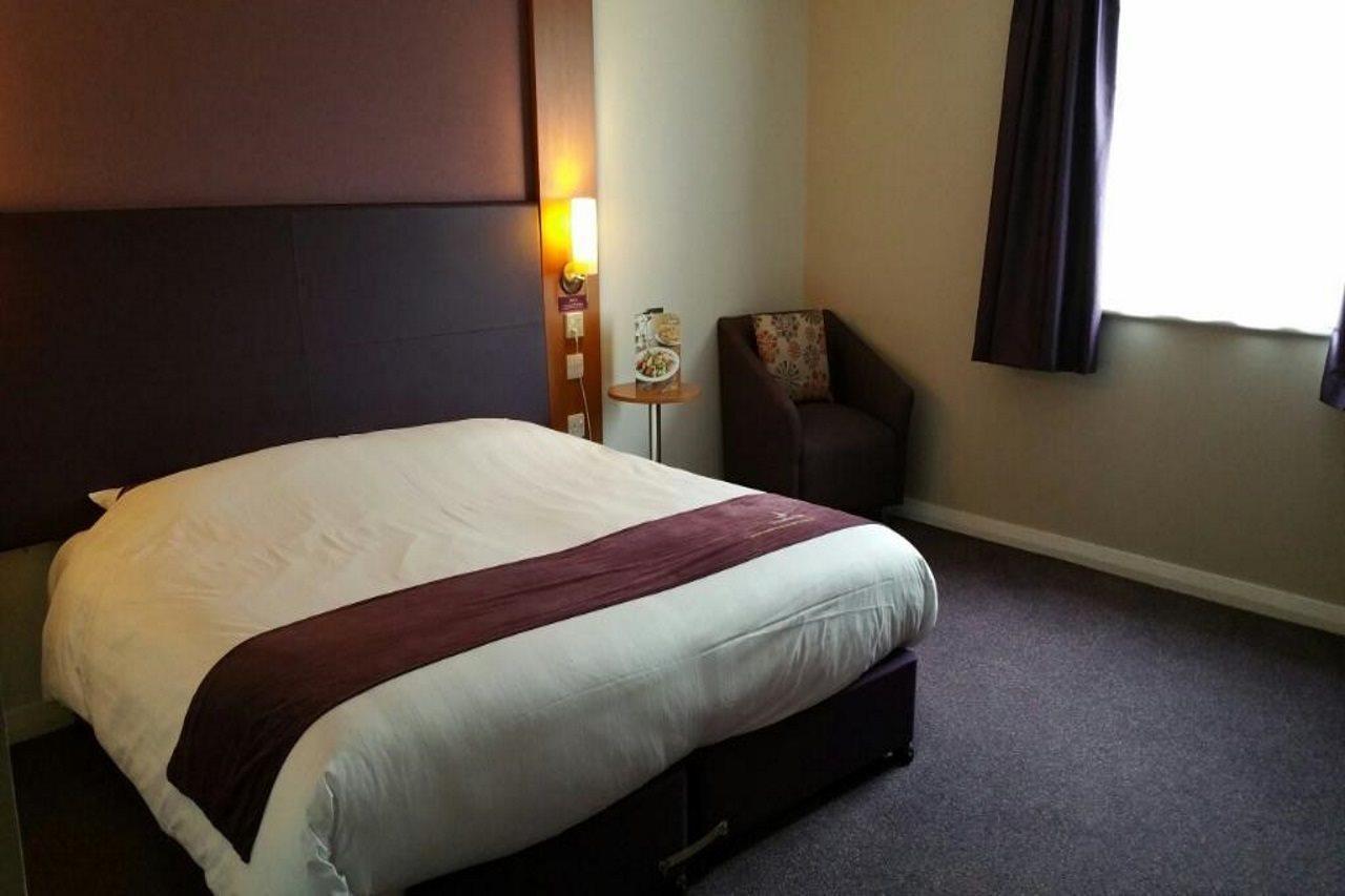 Premier Inn Camberley Esterno foto