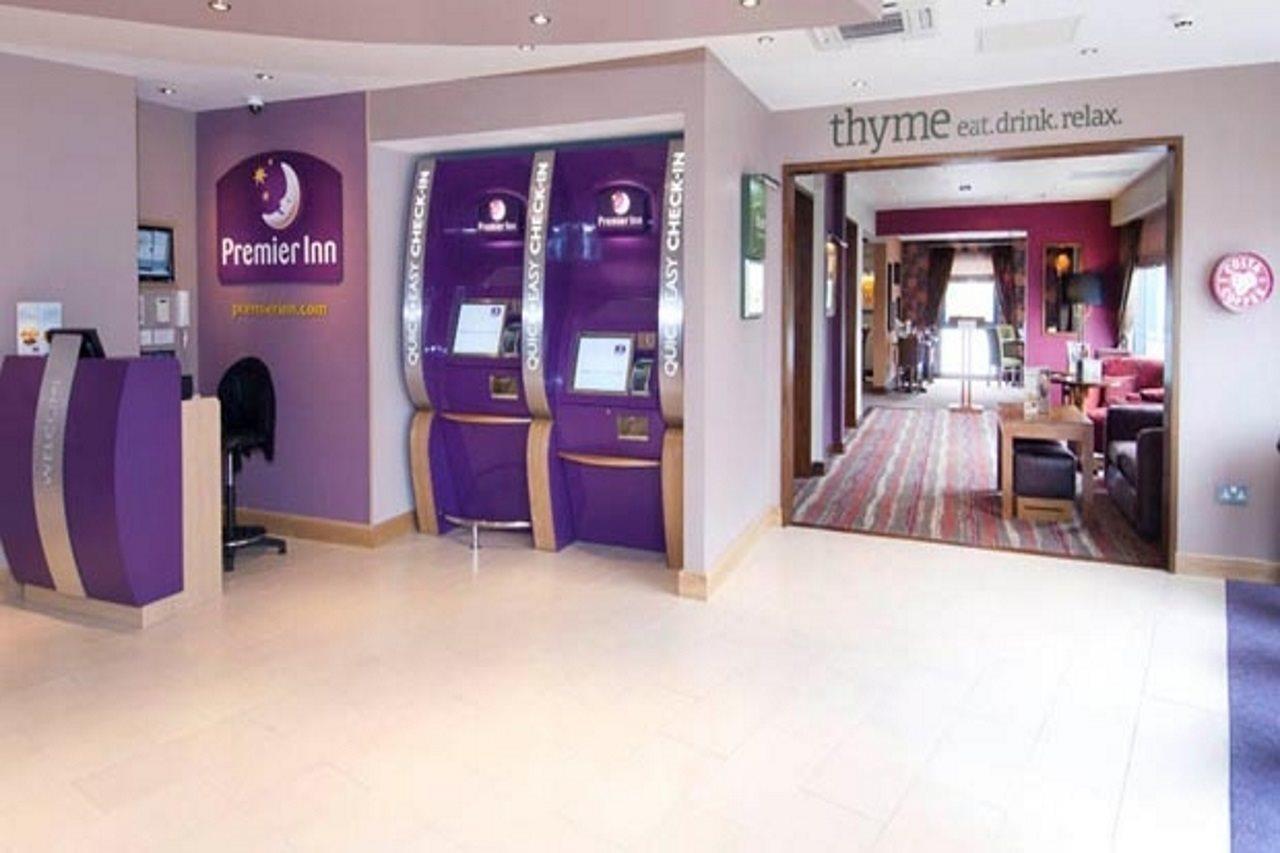 Premier Inn Camberley Esterno foto