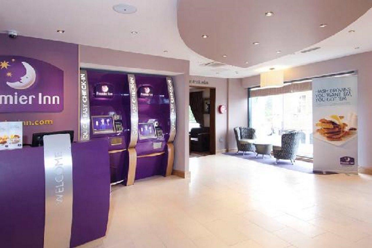 Premier Inn Camberley Esterno foto