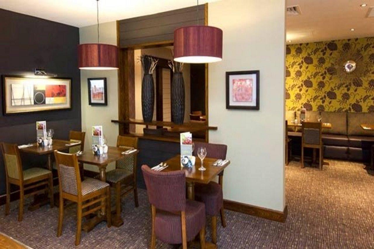 Premier Inn Camberley Esterno foto