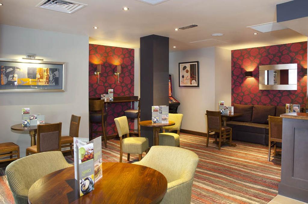 Premier Inn Camberley Esterno foto