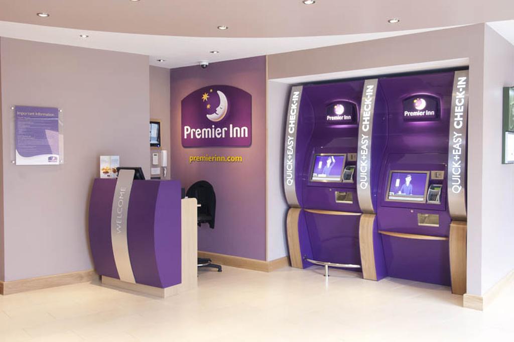Premier Inn Camberley Esterno foto
