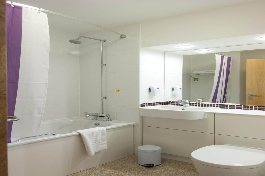 Premier Inn Camberley Esterno foto